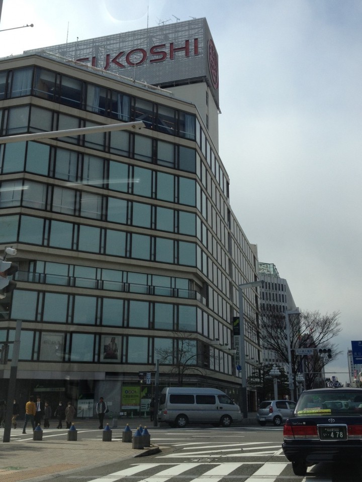 交差点にある