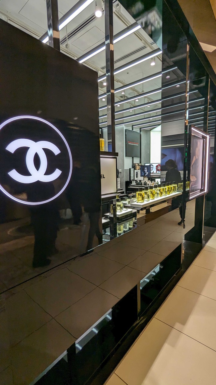 シャネルのロゴが光る店舗入口。