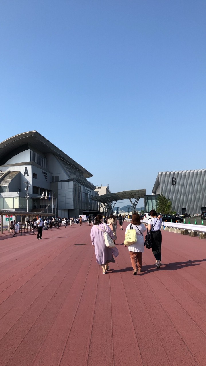 左手の建物です