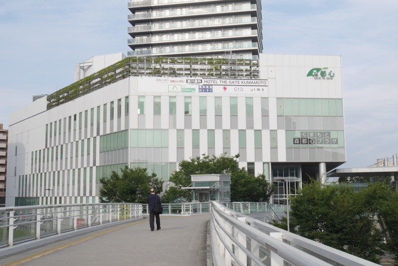 熊本駅から歩道でつながる。