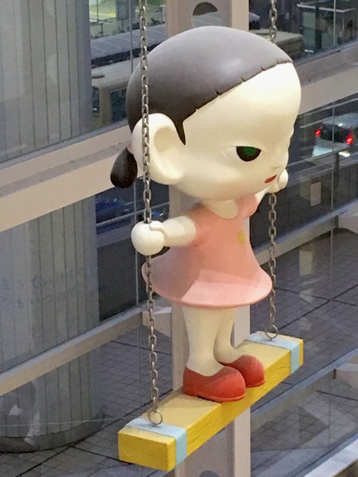 ブランコに乗る女の子