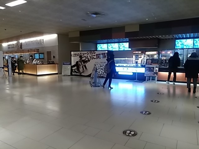 左がチケット売り場。右が売店。