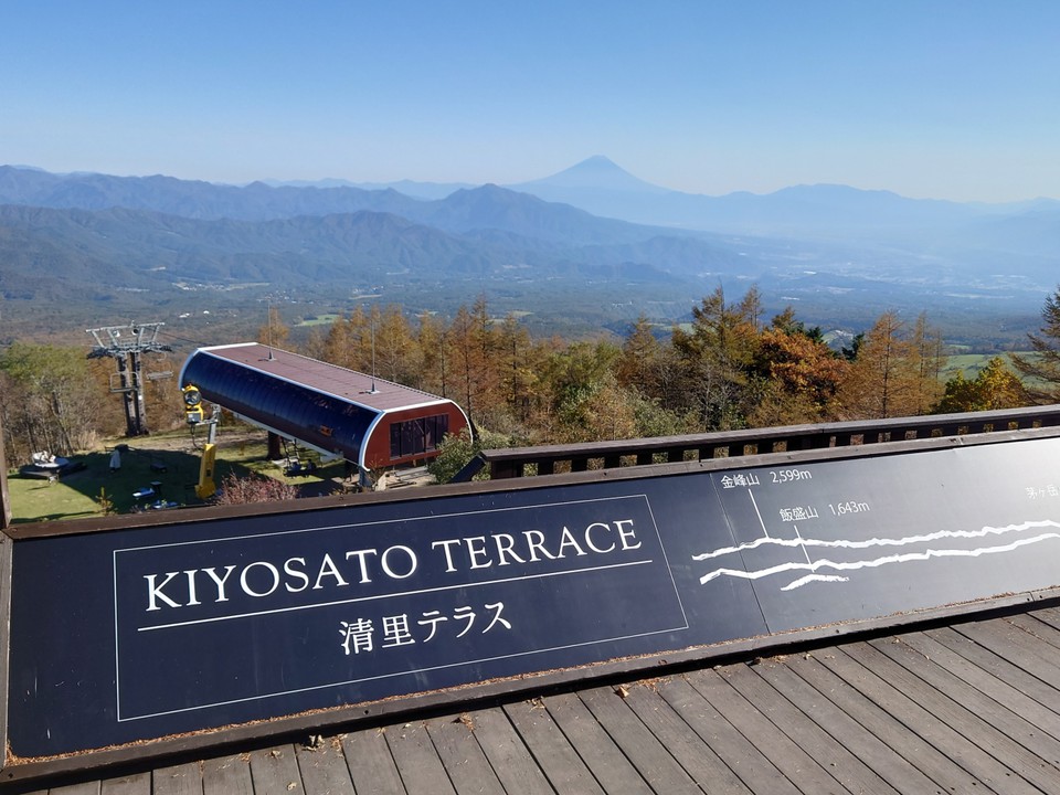 右を見ると富士山が見えます