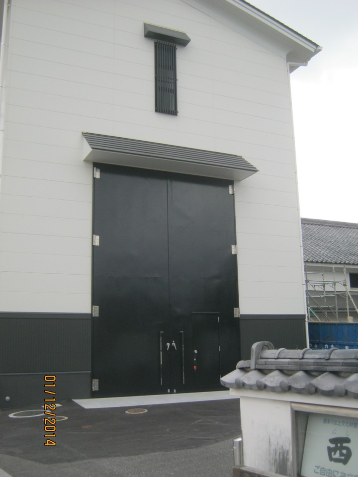 手前が曳山の修理場です。奥に文化財が展示されています。
