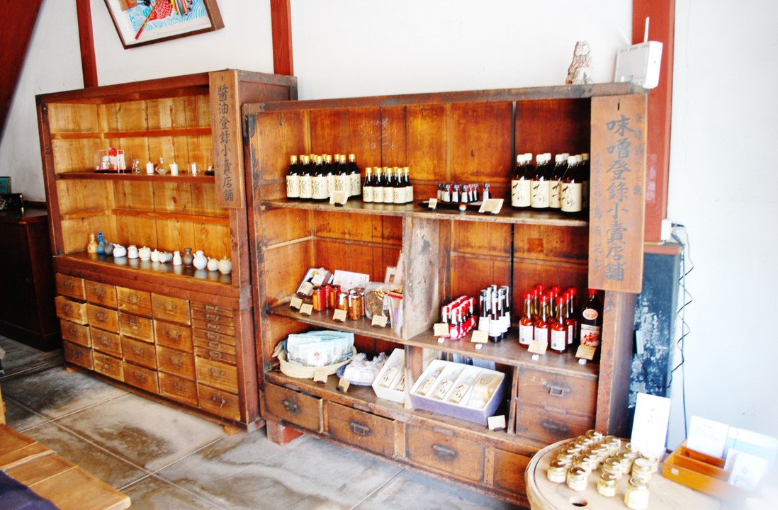 時代を感じる商品棚