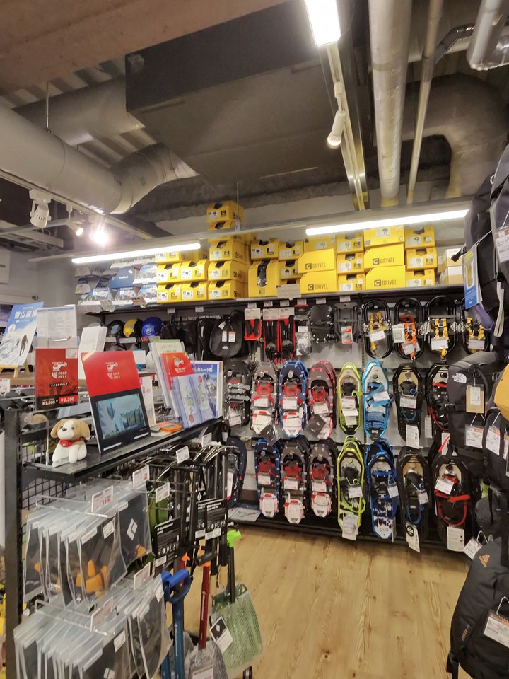 L-Breathの店内の様子。多種多様なアウトドア用品がディスプレイされている