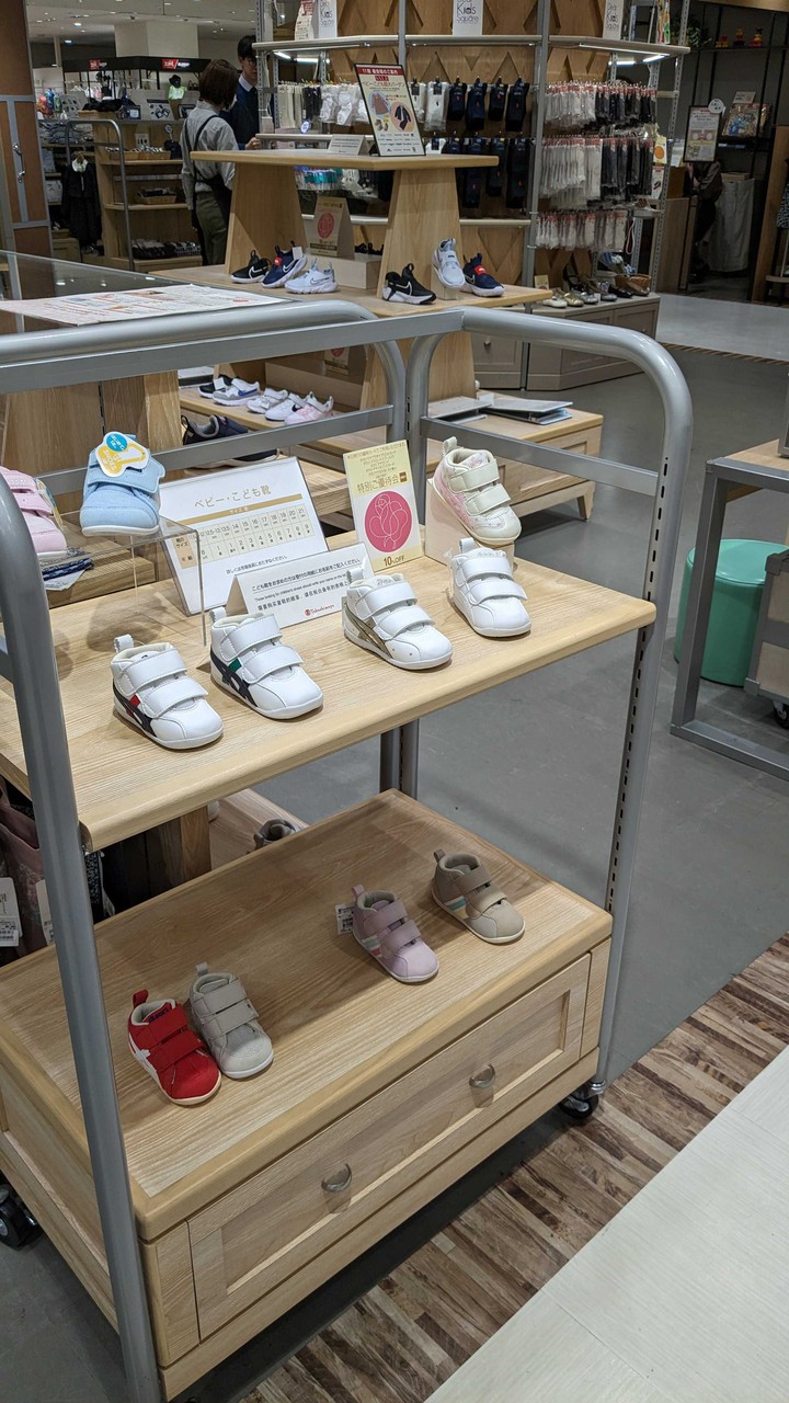新宿高島屋ハローベビーサロン 幼児用の靴が展示された店内。ホワイト、ピンク、レッドの靴が整然と並べられている。