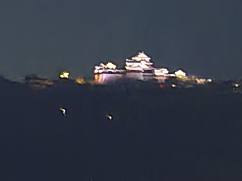 ライトアップされた松山城も見えました