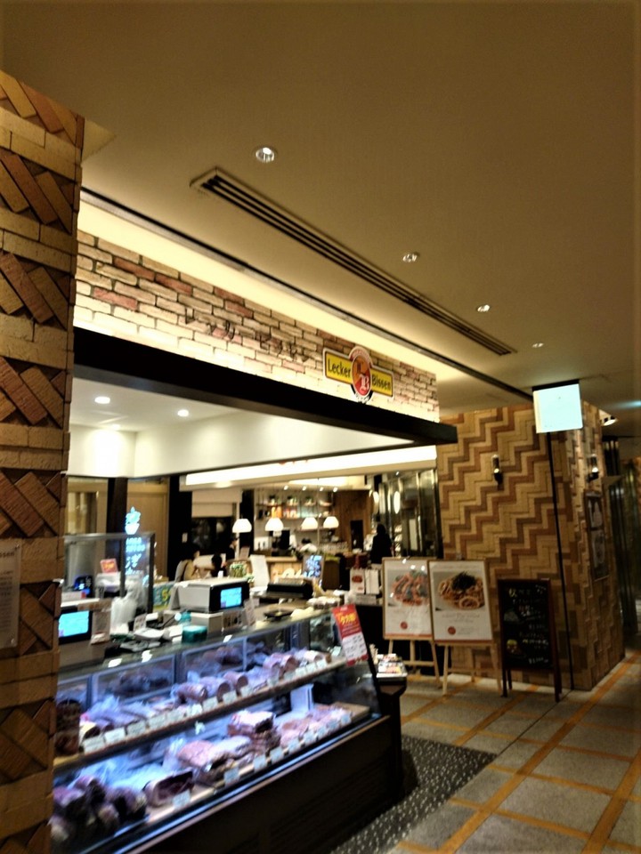 販売コーナーの裏側がイートインレストラン