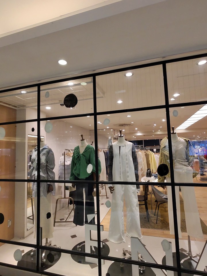 店内の服のディスプレイ