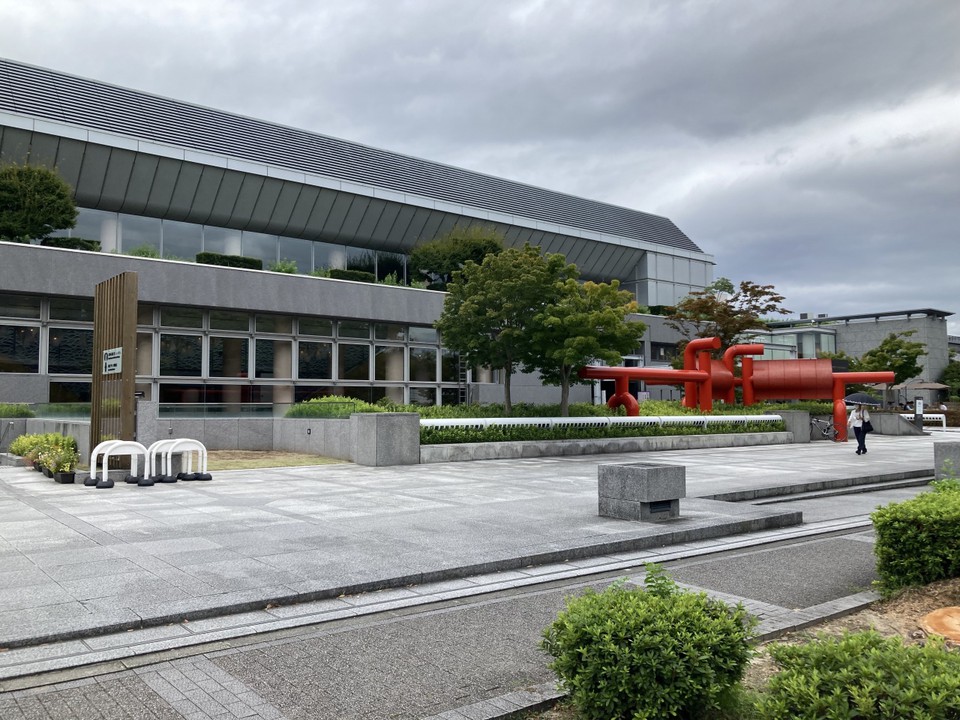 真っ赤なモニュメントが目を引く