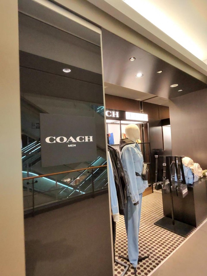 コーチのメンズ専門店でバックパックやジャケットを展示