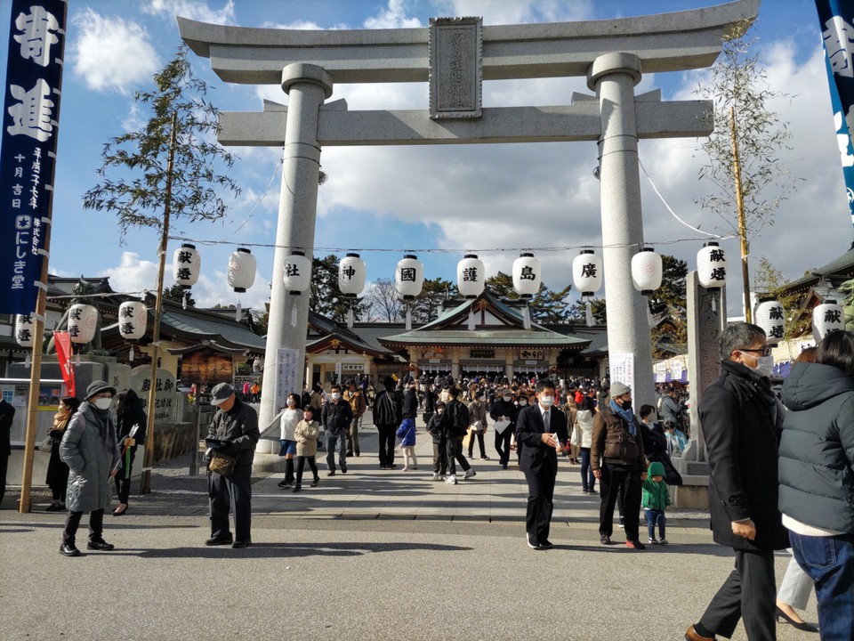 護国神社本殿と鳥居。多くの初詣客で賑わう。