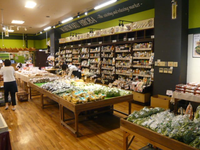 わくわく広場の店内には、地元で作られた野菜が並べられています