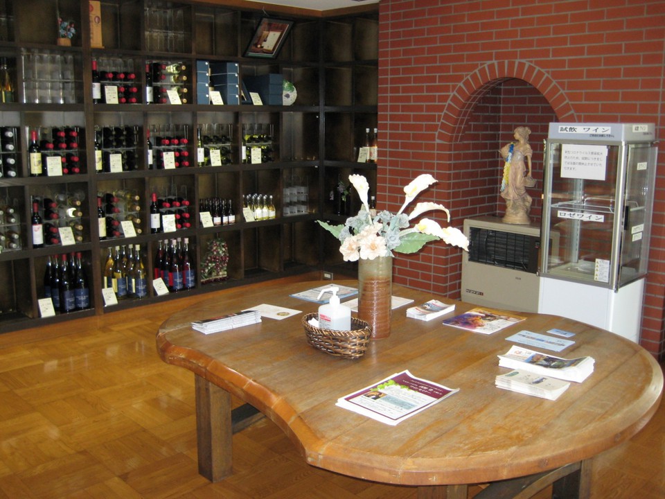 自慢のワインが棚に並びます