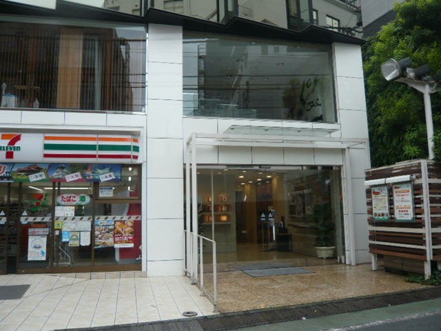 表参道ＧＲＯＵＮＤは、コンビニの横の階段を下がって行きます。