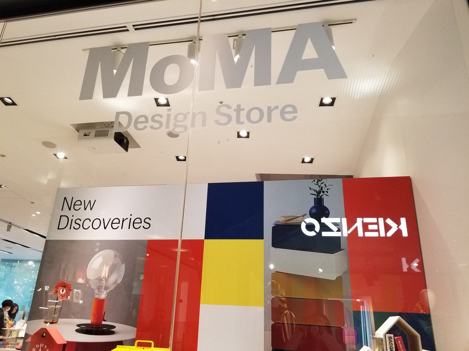 モマデザインストア表参道の外観画像。