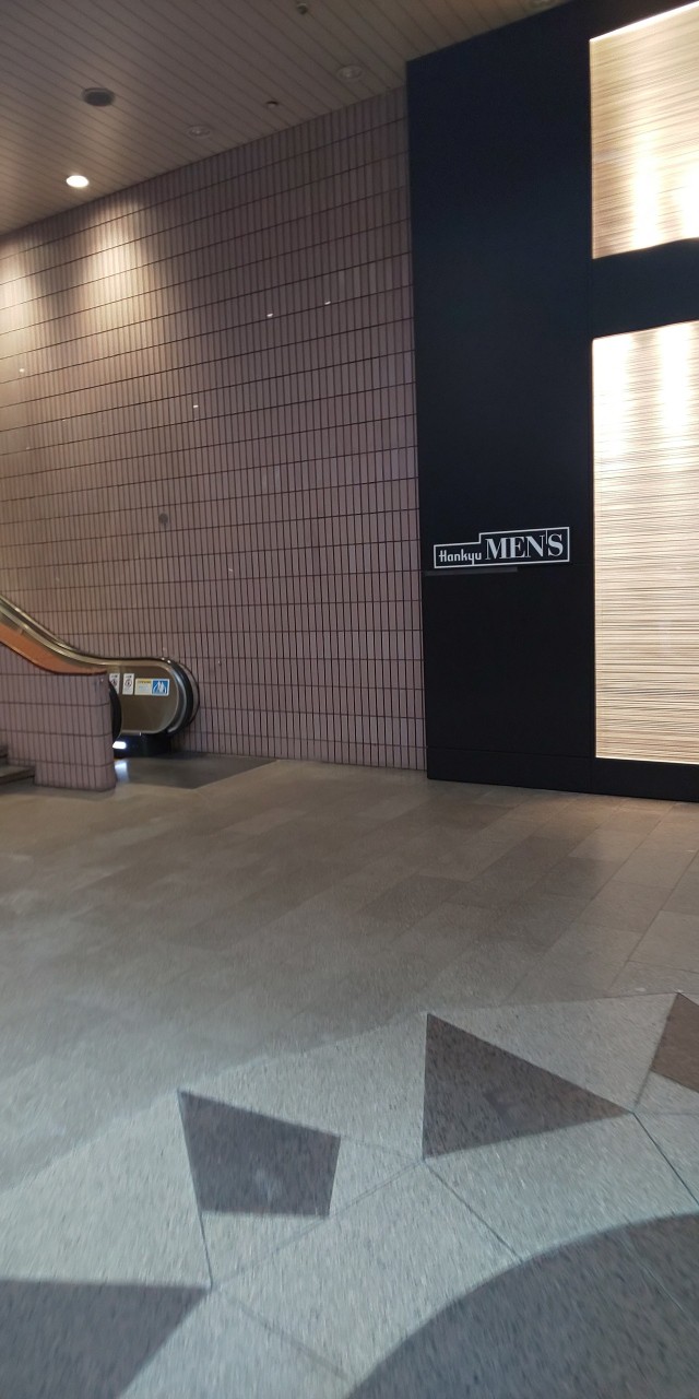 阪急メンズ大阪店の外観画像。