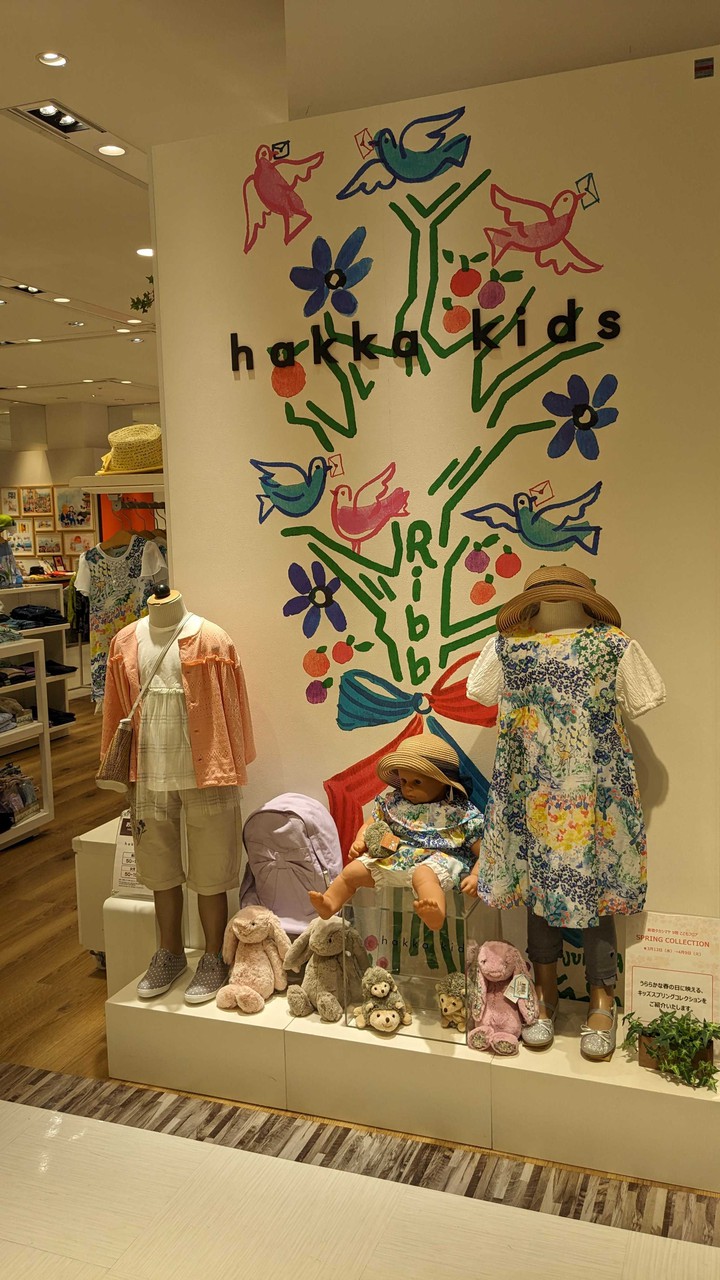 hakka kidsの表示と夏向けの服を着せたディスプレイ