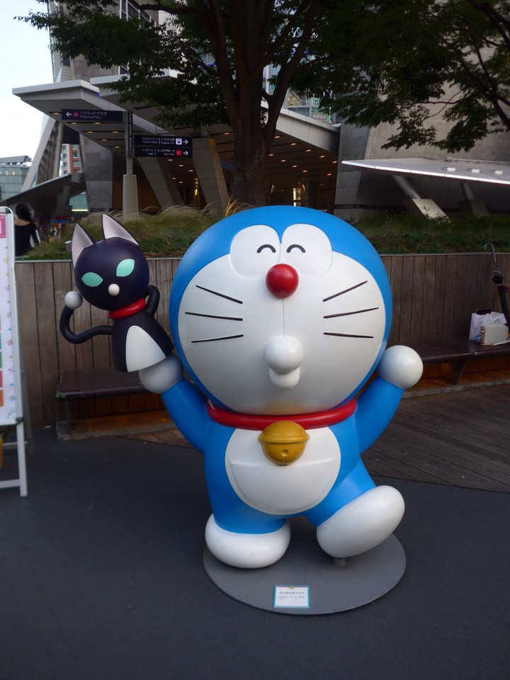 色んなポーズをとったドラえもんが次から次と現れます