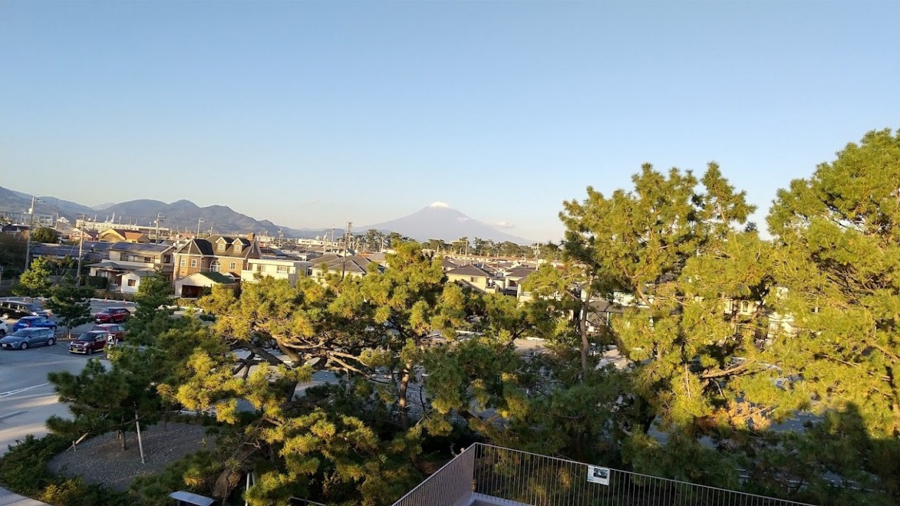 屋上から遠く富士山を望める
