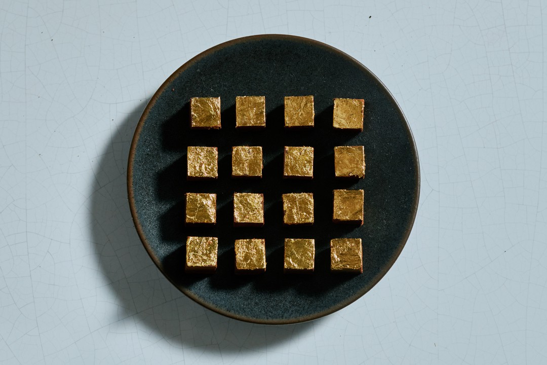 バレンタインにぴったりの美しい手作りチョコレートの画像。