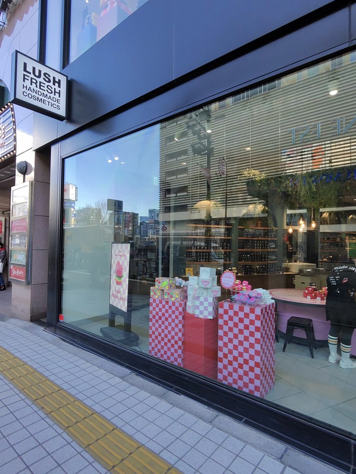 LUSHの店頭ディスプレイ