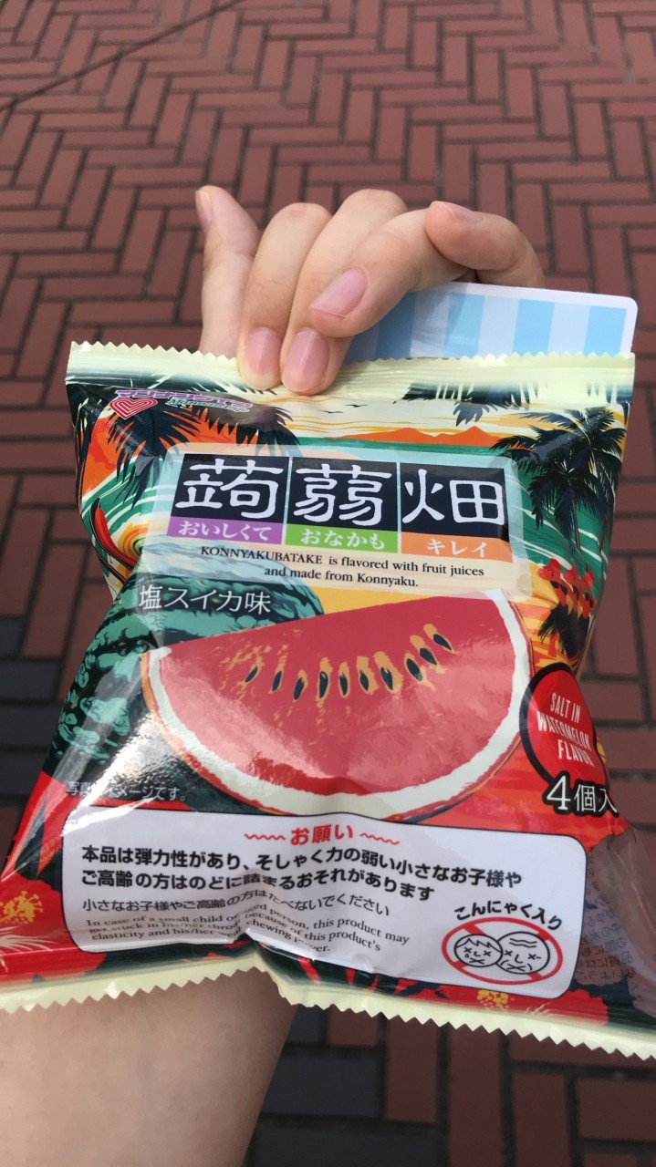 新発売商品を配布されていました。