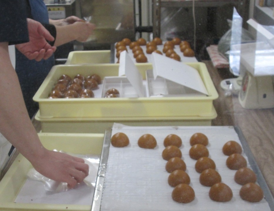 店内で作成中の温泉まんじゅう