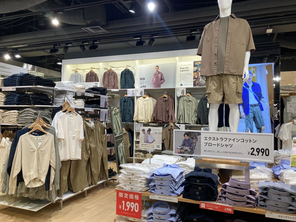 ユニクロ 新宿高島屋店メンズのコットンシャツや薄手のニット、Tシャツが並ぶ売り場
