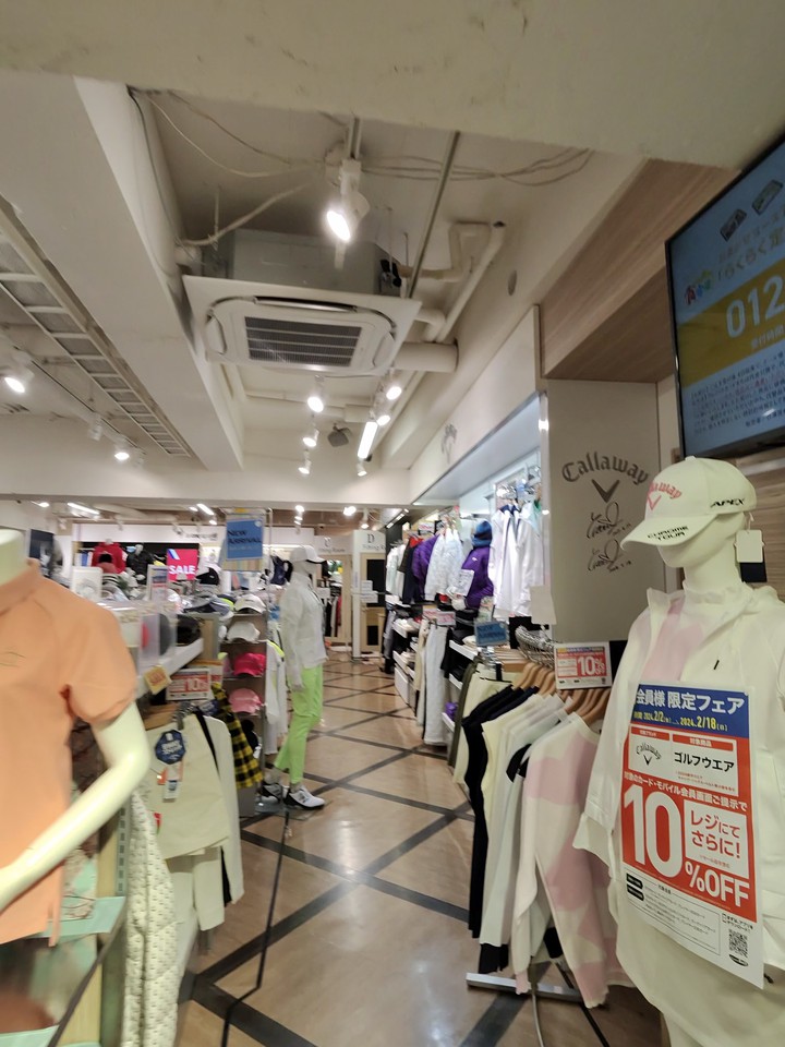 Victoria Golfの店舗の店内のゴルフ商品