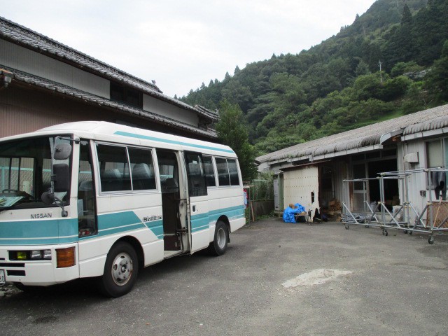 このバスで川に向かいます。