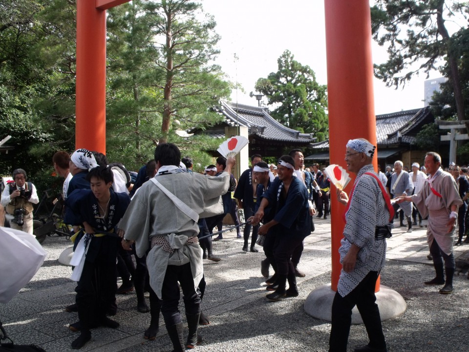 細縄を引っ張り合う若者の集団がやってきました。