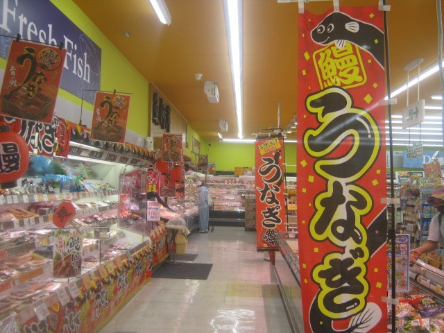 土用の丑の時期の鰻売り場は凄い力の入れ様でした。