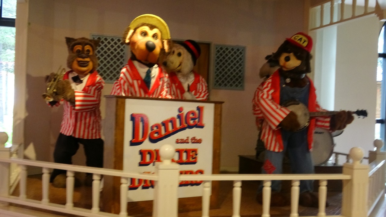 犬のぬいぐるみのミュージシャンがお出迎え