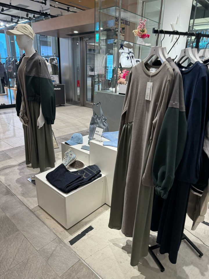 コンバーストウキョウ店内では最新アイテムを展示しています。