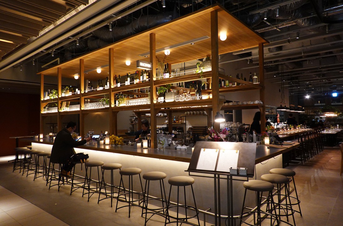ミモザ ナチュラルワイン スタンドの店内風景
