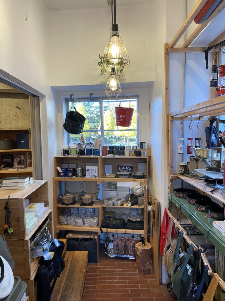 ENstyleの店内にキャンプグッズが並んでいる