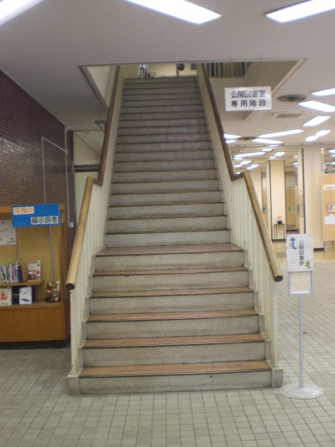 ２階及び３階に続く階段です。会議室や閲覧室等があります。