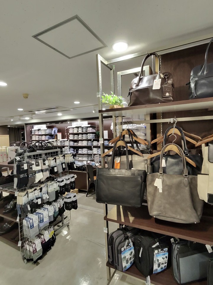 サカゼンの店舗の店内の売り場の様子
