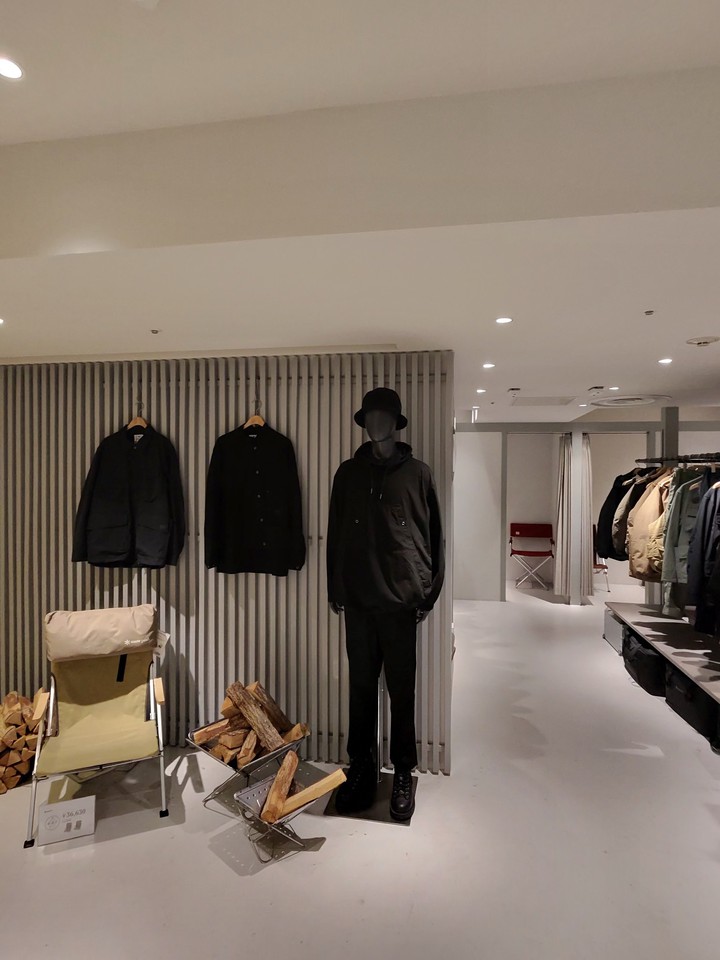 snow peakの店内のディスプレイ
