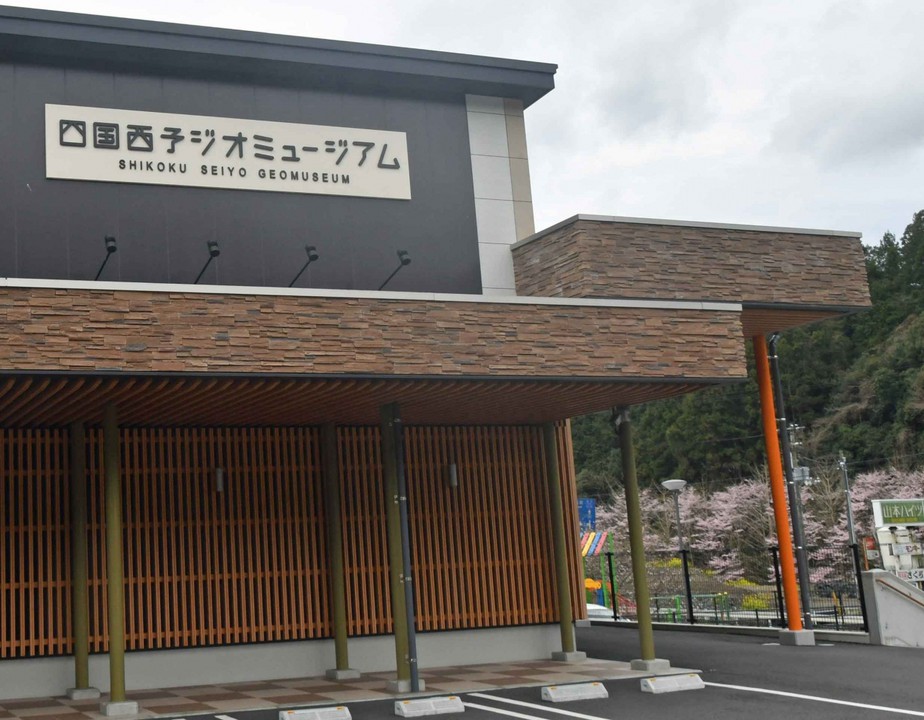 木材を基調とした洒落た建物です・・・