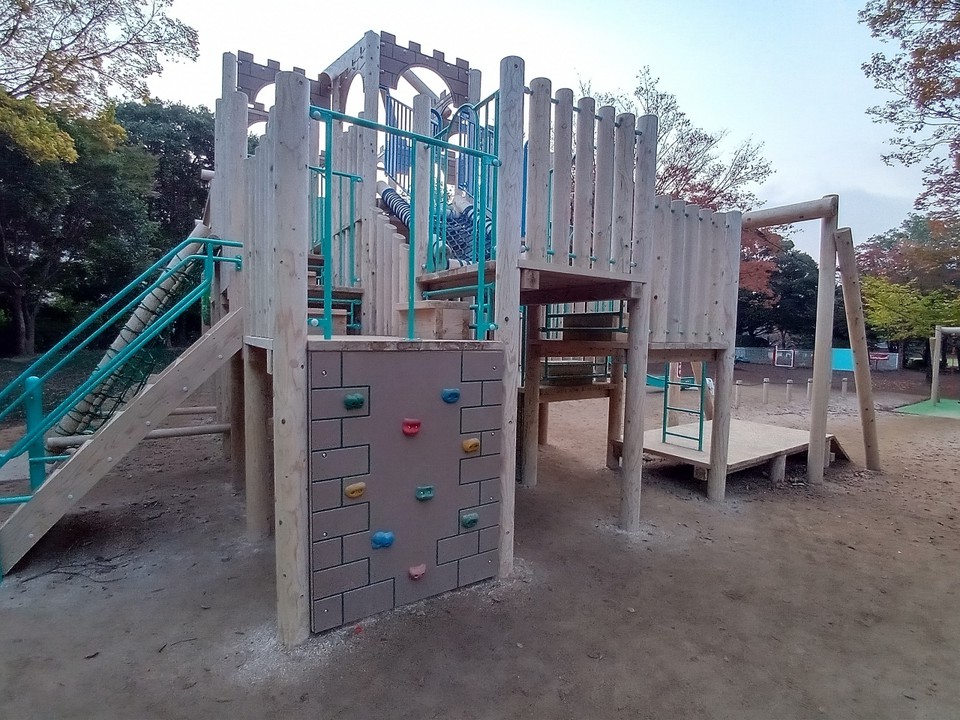 木製の遊具です。