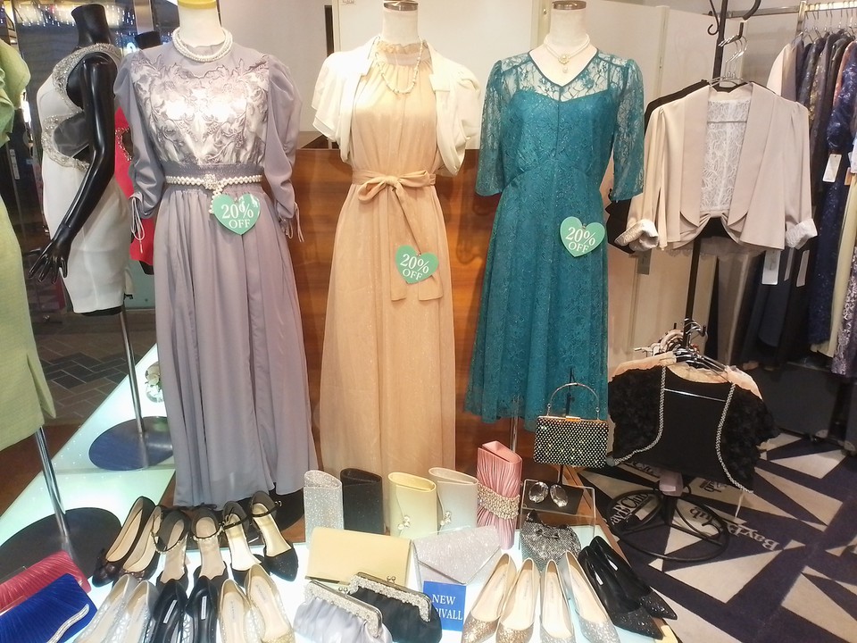 ベイビークラブ町田ジョルナ店内にドレスを着たマネキンが3体並んでいる