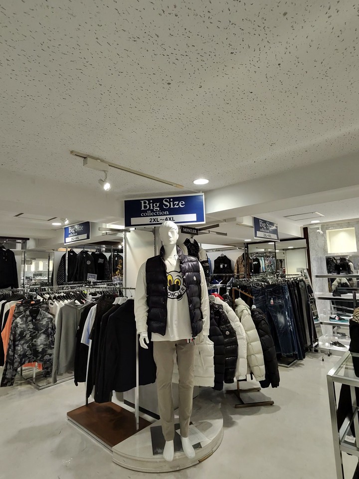 サカゼンの店舗の店内の売り場の様子