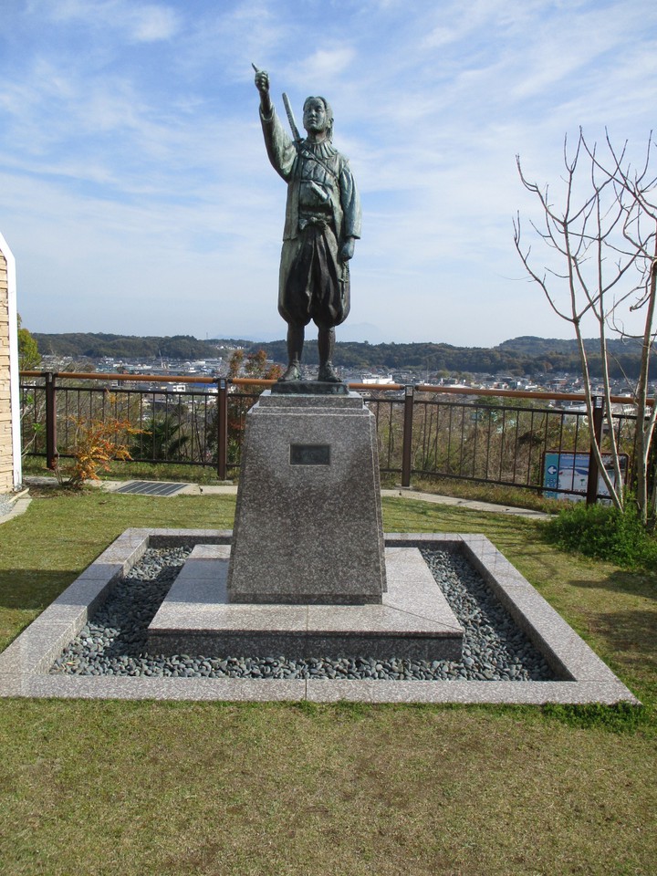 こちらは右手を上げている