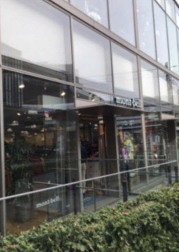 ガラス張りの路面店