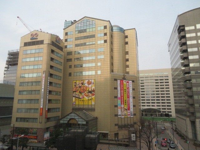 よく目立つビルです
