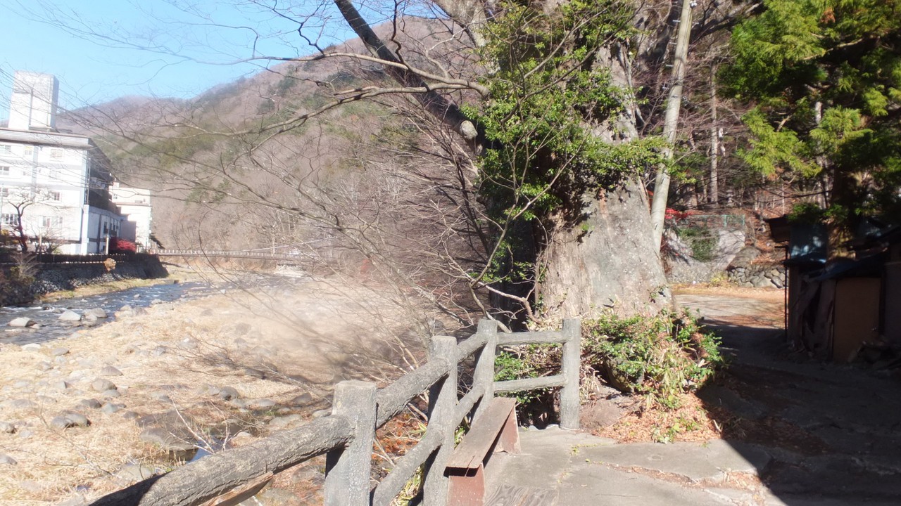 川の近くを