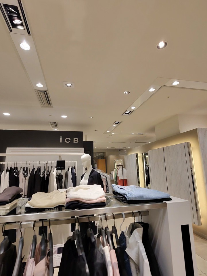 ICBの店内、洗練された服が陳列されたマネキンと服のラック